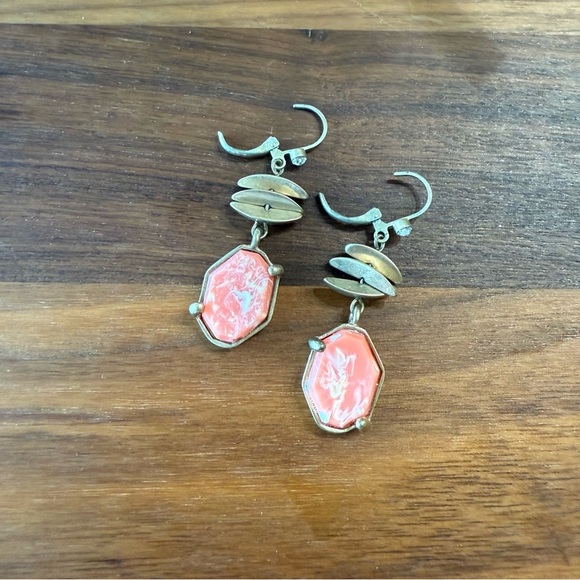Kenneth Cole Art Deco Elegant Brushed Gold Tone Marbled Coral Dangle Earrings - Picture 4 of 6